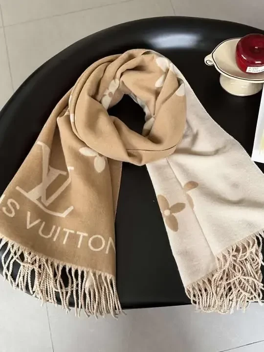 00132 LV Scarves 10-4-2026
