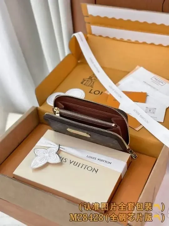 00137 LV Zippy Wallet 10-4-2026
